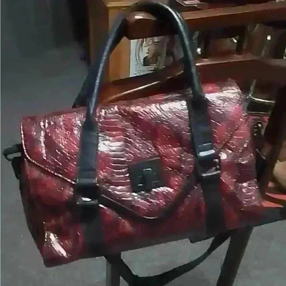 EUC BCBGeneration RED & BLACK PATENT FAUX SNAKE EMBOSSED SHOULDER/ CROSSBODY BAG